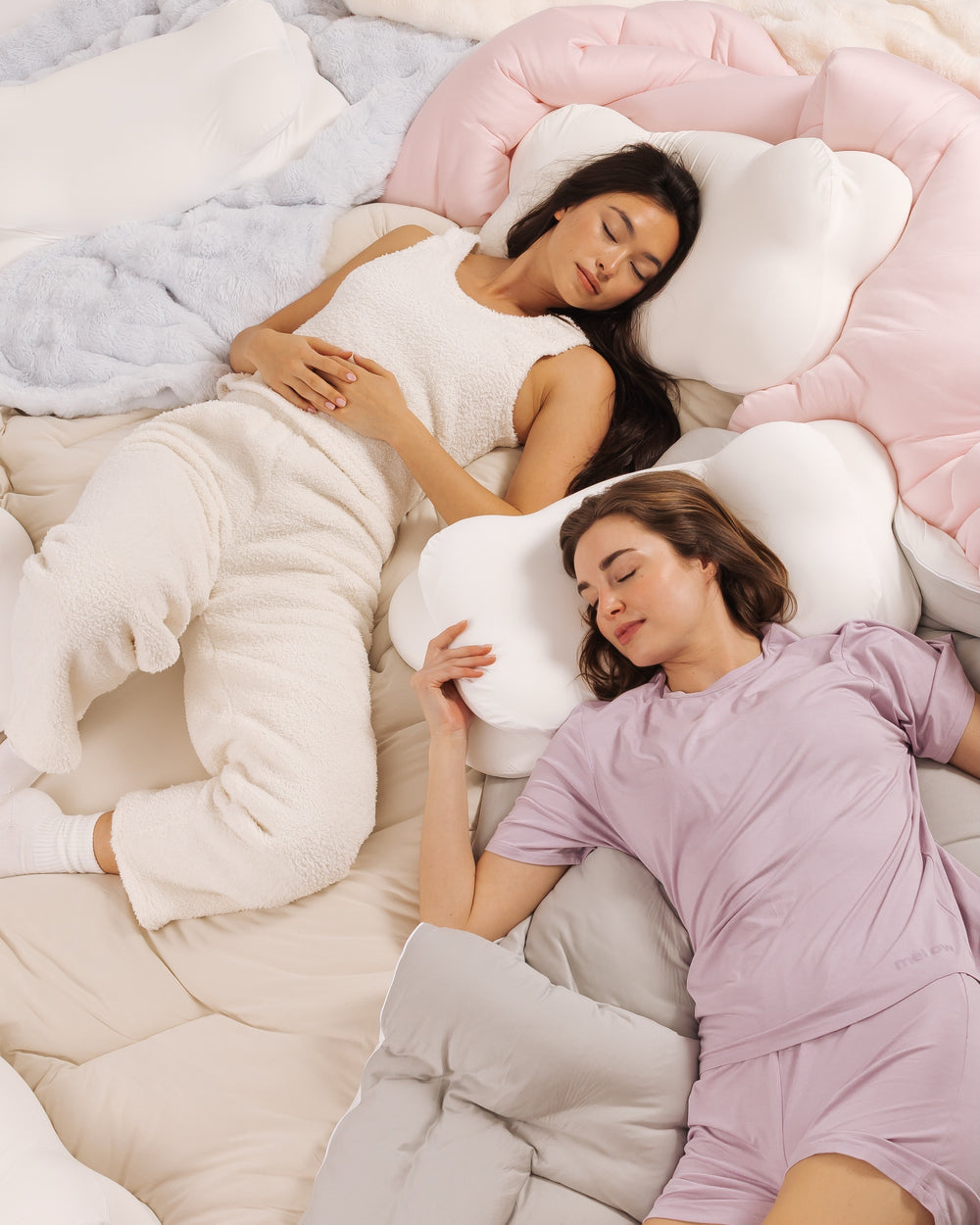 Deux femmes endormies sur des oreillers moelleux, couchées sur une literie douce