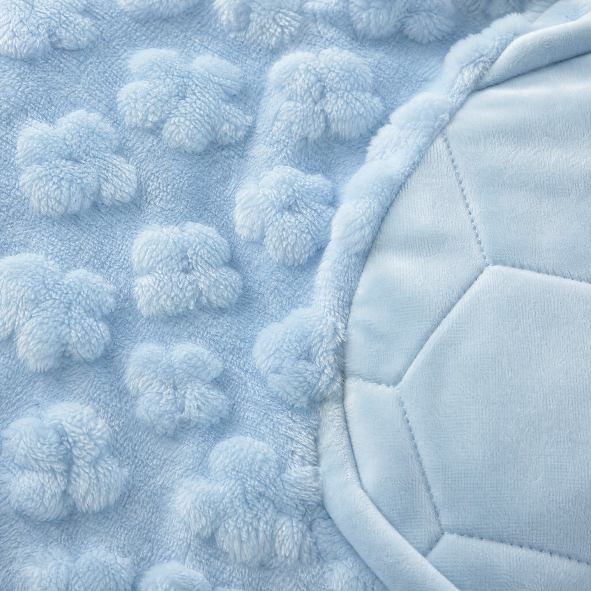 Détail de la peluche à relief fleuri et de la carapace