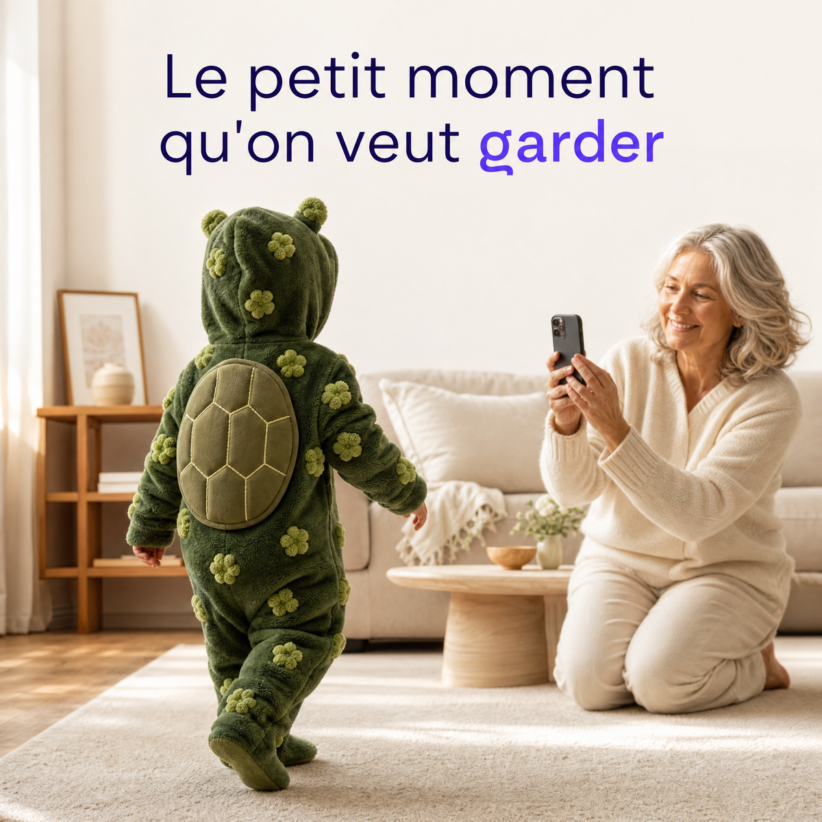 Une grand-mère prend en photo bébé dans son pyjama tortue