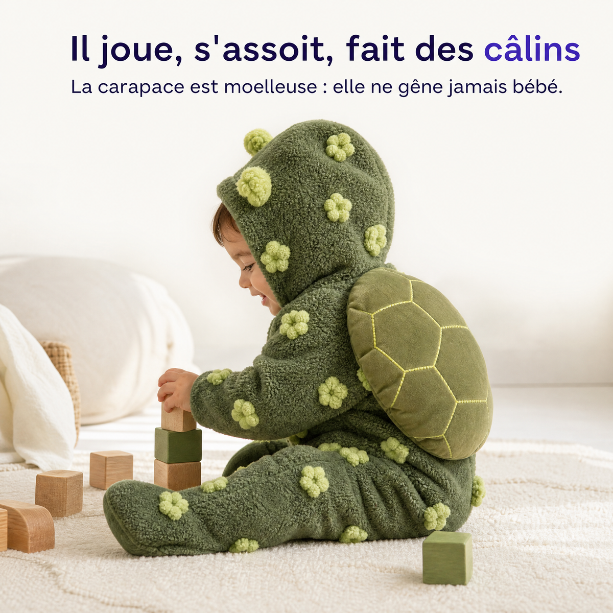 Bébé assis qui joue, la carapace moelleuse ne le gêne pas